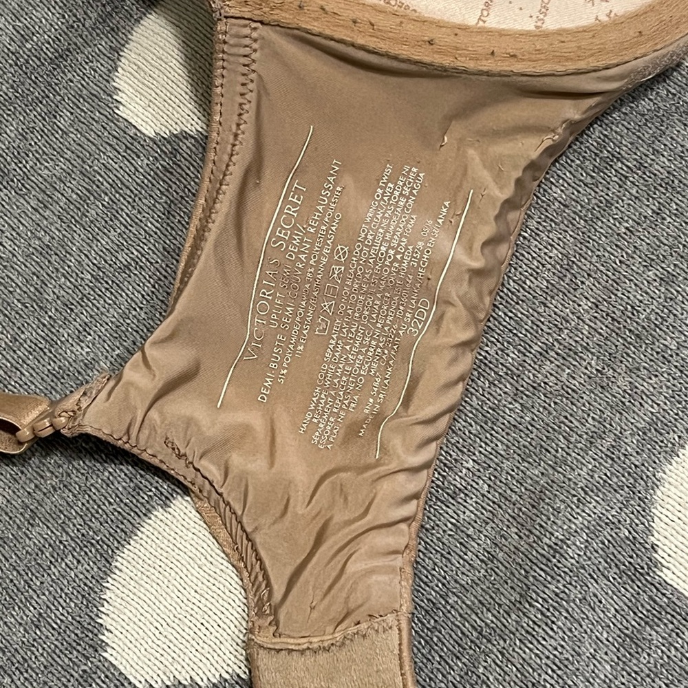 Victoria’s Secret VS 32DD Uplift Semi Demi Nude - Picture 5 of 6